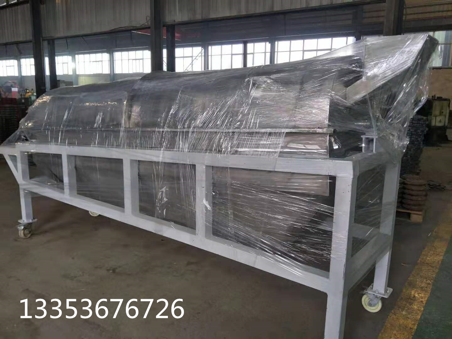 滾筒篩概述 滾筒篩是根據(jù)物料的顆粒大小進(jìn)行分級處理的一種篩分設(shè)備，又被稱為滾筒篩分機(jī)，因工藝布置簡單，被廣泛應(yīng)用于礦山、建材、交通、能源、化工等行業(yè)的產(chǎn)品分級。常用在中、細(xì)粒物料的分級篩分。